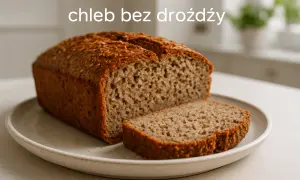 Chleb bez drożdży, przypominający wyglądem chleb irlandzki, z chrupiącą skórką i puszystym wnętrzem, pokrojony na talerzu.