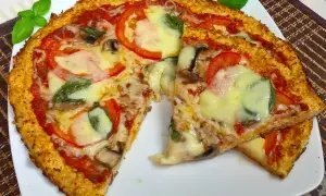 Pyszna pizza z kalafiora z pomidorami, mozzarellą i bazylią. Idealna na lekki obiad.
