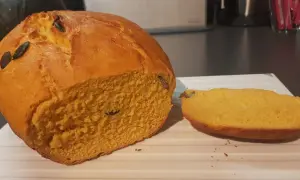 Puszysty chleb dyniowy na drożdżach, z pestkami dyni w cieście i na wierzchu. Pachnie jesienią!