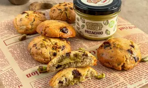 Pyszne ciasteczka z kremem pistacjowym, idealne na **crumbl cookies przepis**. Słodka przekąska pełna pistacji.