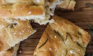 Chleb włoski, puszysty i złocisty, posypany solą i rozmarynem. Idealny przepis na domową focaccię.