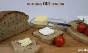 Pyszny chleb ziemniaczany, świeże masło i pomidorki. Idealne śniadanie.