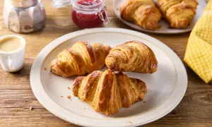 Złociste croissanty, idealne na śniadanie. Ten przepis na croissanty sprawi, że poczujesz się jak w paryskiej piekarni.