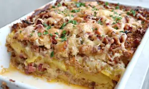 Zapiekanka ziemniaczana z mięsem mielonym, jak u Ani Gotuje, kusi złotą, ciągnącą się serową pierzynką i aromatycznym nadzieniem.