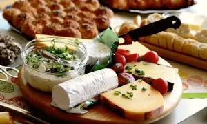 Deska serów z dipem, pomidorkami i pieczywem. Idealny ser na zapiekanki i nie tylko.