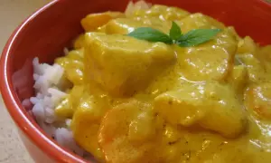 Pyszny sos curry z kurczakiem i ryżem, idealny do domowego obiadu. Prosty sos curry przepis.