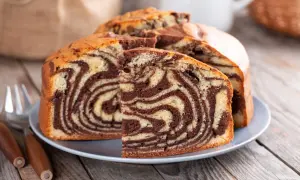 Proste ciasto zebra z czekoladowymi i waniliowymi wzorami, pokrojone na talerzu, gotowe do podania.