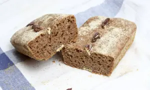 Chleb z płaskurki na drożdżach, z orzechami pekan. Idealny na śniadanie, oto przepis!