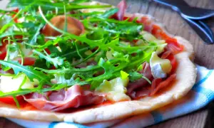 Pizza Parma z rukolą, szynką parmeńską i serem. Idealne pizza parma składniki na letni wieczór.