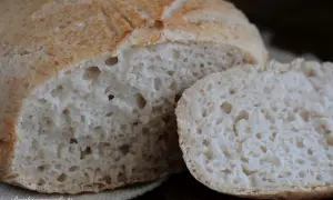 Puszysty chleb bezglutenowy, idealny na kanapki. Prosty przepis na domowe pieczywo.