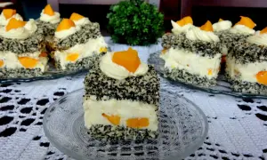 Pyszne ciasto makowa panienka z brzoskwiniami i kremem.