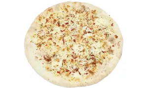Pyszna focaccia z serem, posypana ziołami i papryką, kusi apetycznym wyglądem.