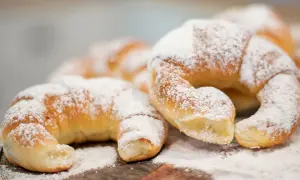 Puszyste rogaliki z marmoladą, posypane cukrem pudrem, kuszą swoim wyglądem i zapachem.