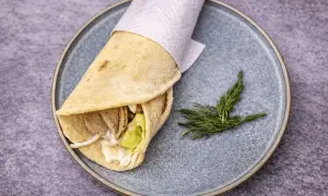 Pyszna pita z mięsem, warzywami i sosem, idealna na szybki posiłek. Ten przepis na pitę jest prosty i szybki.