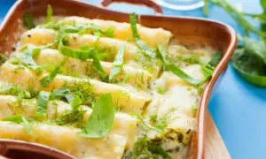 Cannelloni w sosie śmietanowym, zapiekane i posypane świeżymi ziołami. Pyszny sos śmietanowy do zapiekanki.