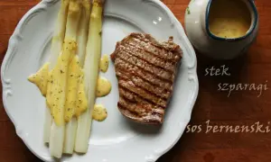 Grillowany stek z białymi szparagami polanymi kremowym sosem berneńskim. Pyszny obiad.