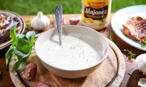 Kremowy sos z majonezu, czosnku i ziół. Idealny sposób, jak zagęścić sos do grillowanych mięs.