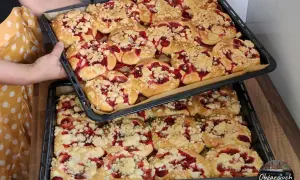 Dwie blachy pełne pysznych, domowych drożdżówek z truskawkami i kruszonką. Idealne na letnie popołudnie.