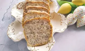 Pokrojony chleb z ziarnami, prezentowany na ozdobnej paterze. Wygląda jak najszybszy chleb, jaki można sobie wyobrazić!