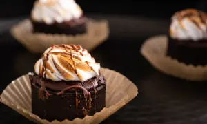 Pyszne babeczki brownie z pianką marshmallow i polewą czekoladową.