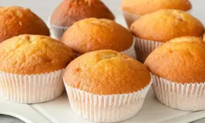 Puszyste muffinki, idealne na każdy dzień. Ten przepis na wilgotne i puszyste muffinki sprawi, że będą smakować wyśmienicie.