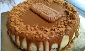 Pyszny sernik Lotus z polewą karmelową i pokruszonymi ciasteczkami. Idealny na deser!