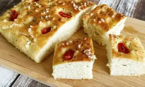 Pyszna focaccia z pomidorkami i solą morską. Idealny przepis na domową focaccię, która zachwyci każdego.