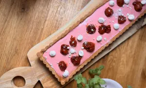 Pyszne ciasto kruche bezglutenowe z różowym kremem, wisienkami i bezą. Idealne na deser.