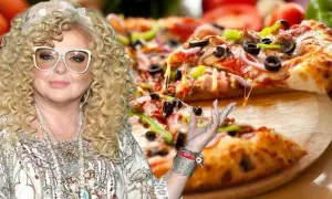 Magda Gessler zachęca do spróbowania swojej pysznej pizzy, która wygląda apetycznie z ciągnącym się serem.