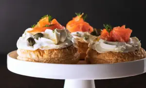 Pizzerinki z ciasta francuskiego z kremowym serkiem, łososiem, kaparami i koperkiem.