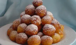 Góra mini pączków serowych, posypanych cukrem pudrem. Po prostu pycha!