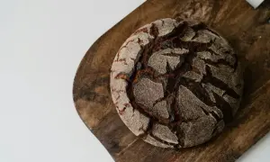 Chleb fitness z chrupiącą skórką i ciemnym, wilgotnym wnętrzem, idealny na zdrowy początek dnia.