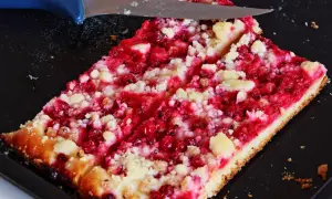 Pyszne ciasto z porzeczkami i kruszonką, właśnie kroimy pierwszy kawałek.