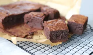 Pyszne, wilgotne brownie na kratce. Idealne na deser, gdy masz ochotę na coś słodkiego. Prosty brownie przepis.