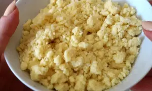 Gotowy do pieczenia kruszonka przepis. Idealna do ciast i deserów, lekka i puszysta.