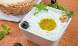 Pyszny sos tzatziki przepis na grecką ucztę. Kremowy jogurt, czosnek, ogórek, oliwa, oliwki i mięta. Idealny do pieczywa.