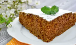 Wilgotne ciasto marchewkowe, posypane cukrem pudrem i udekorowane miętą. Kwestia smaku, która zachwyca wiosennym akcentem kwitnącej wiśni.