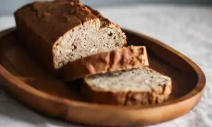 Chleb z ziarnami, idealny do pieczenia w garnku rzymskim, pokrojony na talerzu.