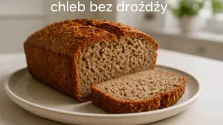 Chleb bez drożdży, przypominający wyglądem chleb irlandzki, z chrupiącą skórką i puszystym wnętrzem, pokrojony na talerzu.