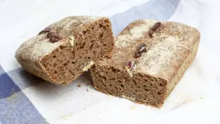 Chleb z płaskurki na drożdżach, z orzechami pekan. Idealny na śniadanie, oto przepis!