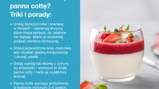 Idealna panna cotta w szklance, udekorowana musem truskawkowym i świeżymi owocami.