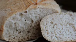 Puszysty chleb bezglutenowy, idealny na kanapki. Prosty przepis na domowe pieczywo.