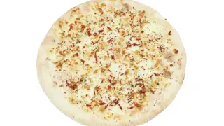 Pyszna focaccia z serem, posypana ziołami i papryką, kusi apetycznym wyglądem.