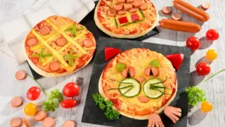 Wesołe pizza dla dzieci: jedna w kształcie kota, druga jak kółko i krzyżyk, trzecia z parówkami i papryką.