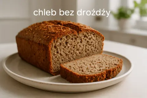 Chleb bez drożdży, przypominający wyglądem chleb irlandzki, z chrupiącą skórką i puszystym wnętrzem, pokrojony na talerzu.