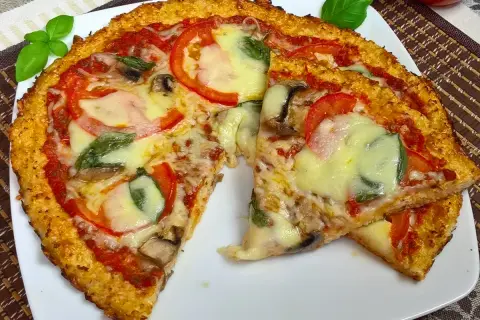 Pyszna pizza z kalafiora z pomidorami, mozzarellą i bazylią. Idealna na lekki obiad.
