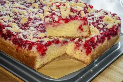 Pyszne ciasto drożdżowe z malinami i kruszonką. Idealne, gdy pieczesz w temperaturze 180 stopni Celsjusza.