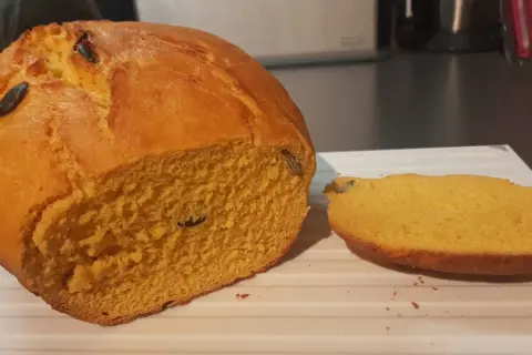 Puszysty chleb dyniowy na drożdżach, z pestkami dyni w cieście i na wierzchu. Pachnie jesienią!
