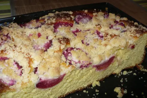 Pyszne drożdżówki ze śliwkami, posypane kruszonką, wyglądają apetycznie.