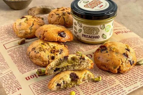 Pyszne ciasteczka z kremem pistacjowym, idealne na **crumbl cookies przepis**. Słodka przekąska pełna pistacji.